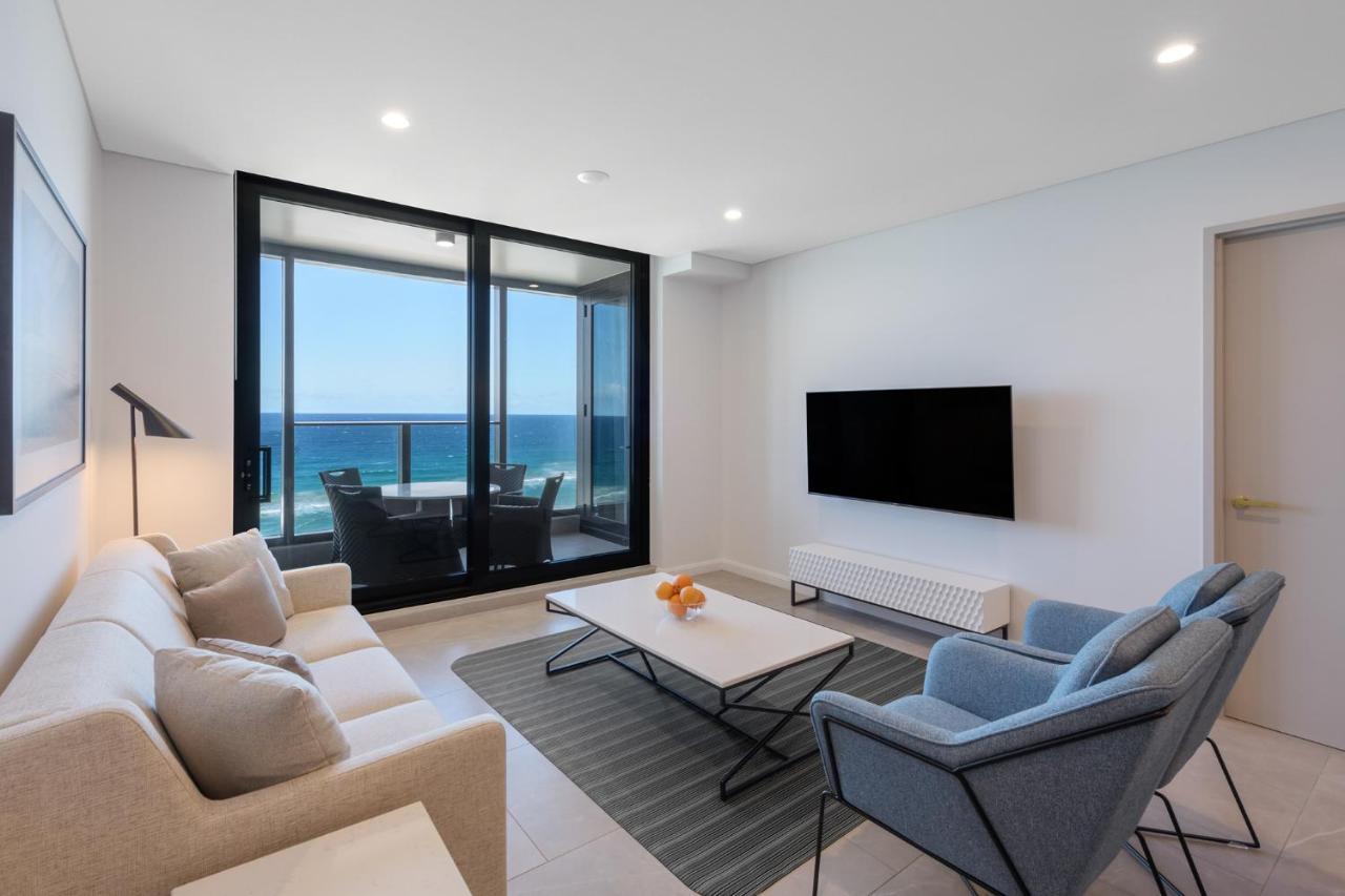 Meriton Suites Surfers Paradise Gold Coast Bagian luar foto A living room in a modern apartment