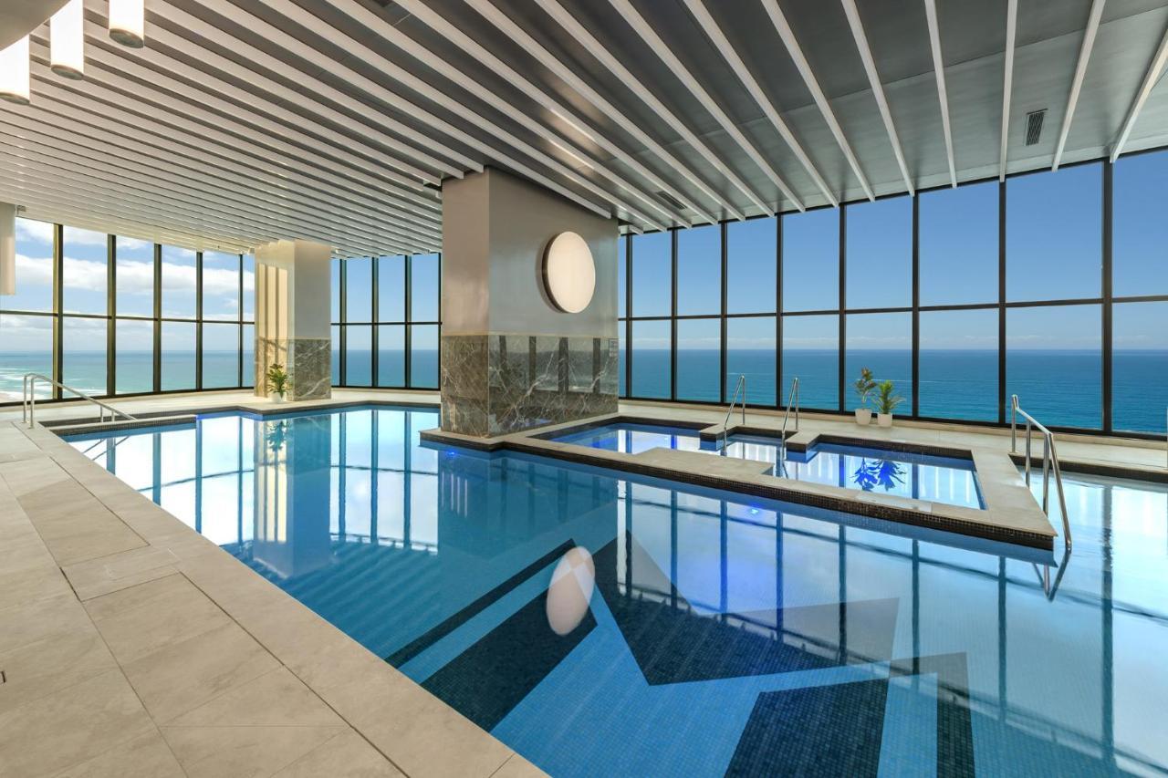 Meriton Suites Surfers Paradise Gold Coast Bagian luar foto The swimming pool at the hotel