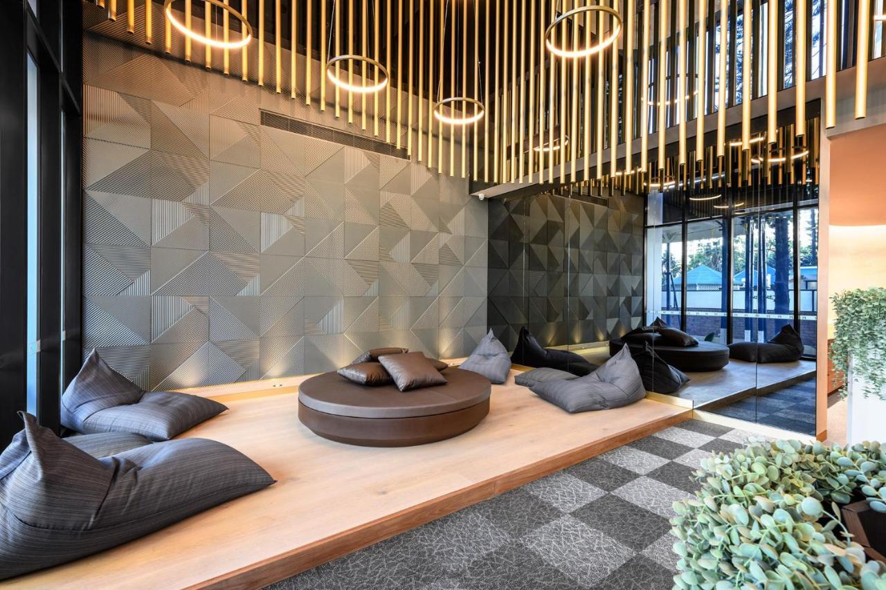 Meriton Suites Surfers Paradise Gold Coast Bagian luar foto The interior of the building
