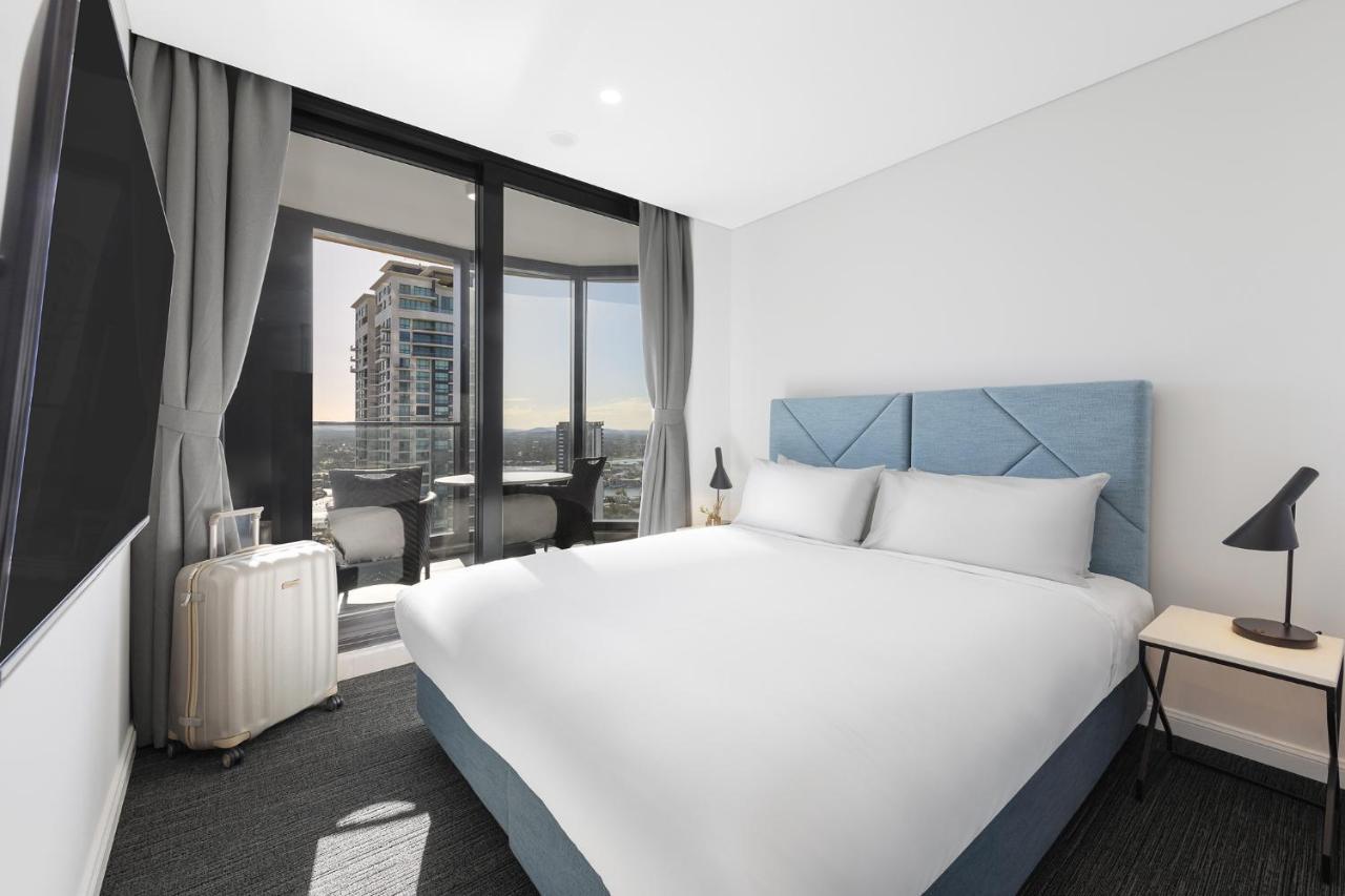 Meriton Suites Surfers Paradise Gold Coast Bagian luar foto A room at the hotel
