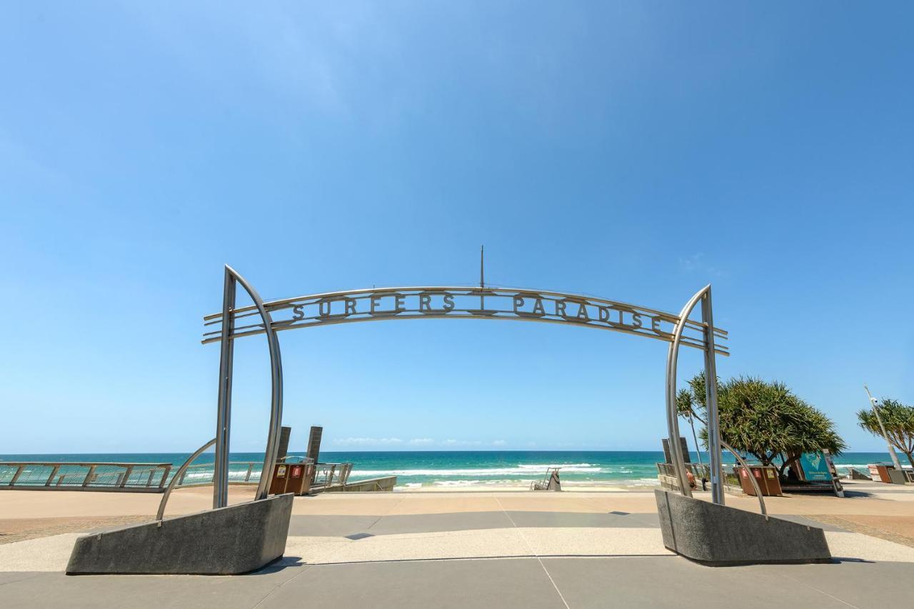 Meriton Suites Surfers Paradise Gold Coast Bagian luar foto The entrance to the beach at Surfers Paradise