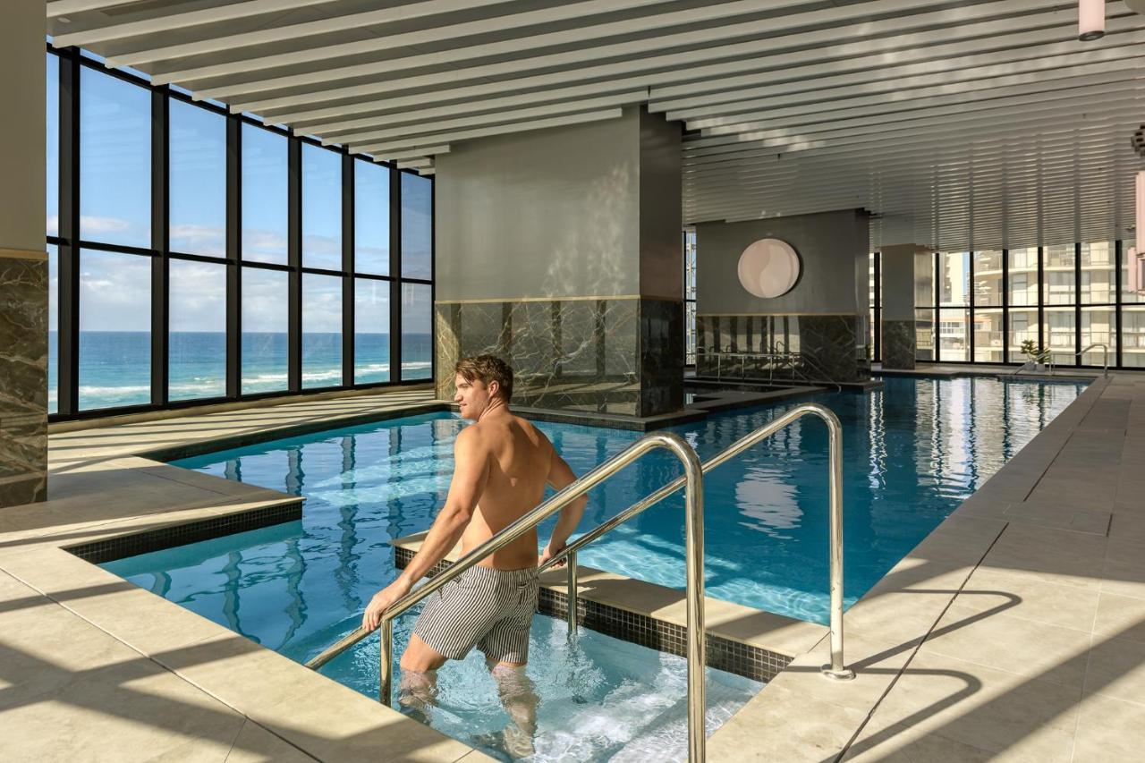 Meriton Suites Surfers Paradise Gold Coast Bagian luar foto The swimming pool at the hotel