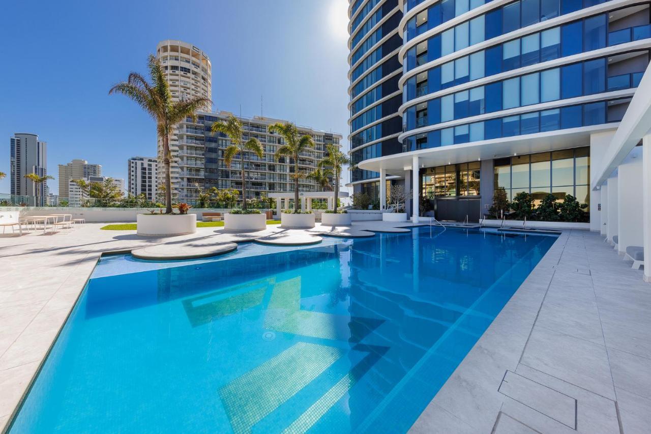 Meriton Suites Surfers Paradise Gold Coast Bagian luar foto The swimming pool at the hotel