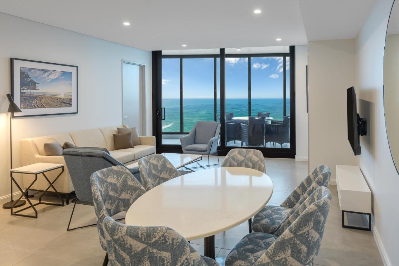 Meriton Suites Surfers Paradise Gold Coast Bagian luar foto A living room in a modern apartment