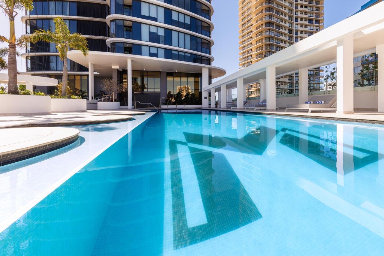 Meriton Suites Surfers Paradise Gold Coast Bagian luar foto The swimming pool at the hotel
