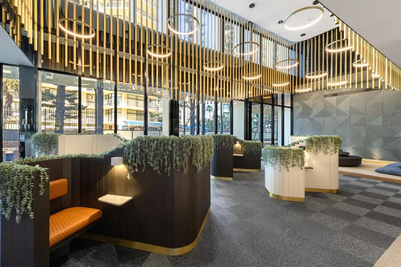 Meriton Suites Surfers Paradise Gold Coast Bagian luar foto The reception area of the hotel