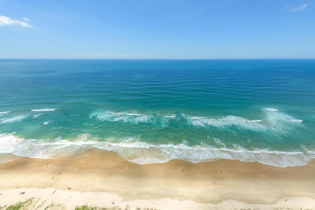 Meriton Suites Surfers Paradise Gold Coast Bagian luar foto The beach at the resort