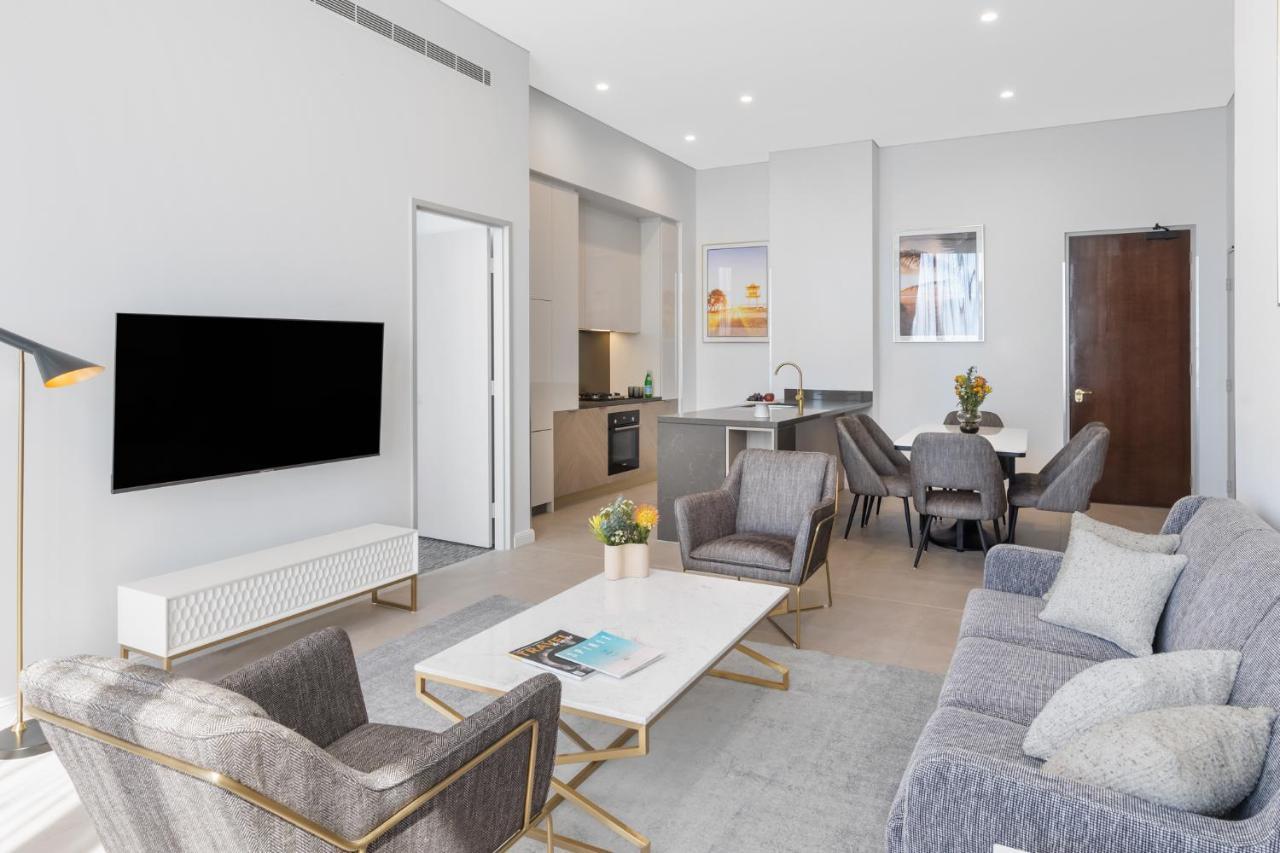 Meriton Suites Surfers Paradise Gold Coast Bagian luar foto A living room in a modern apartment