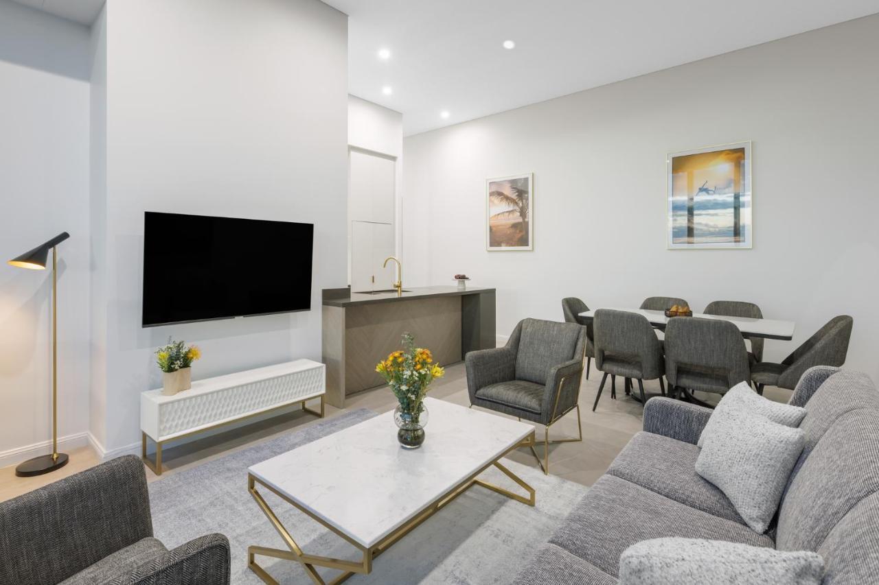 Meriton Suites Surfers Paradise Gold Coast Bagian luar foto A living room in a modern apartment