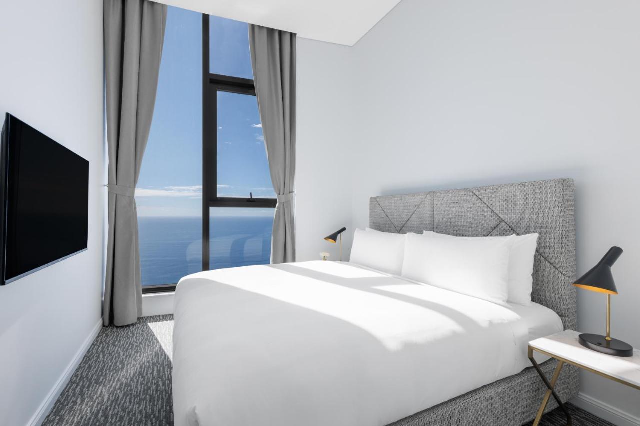 Meriton Suites Surfers Paradise Gold Coast Bagian luar foto A bedroom at the hotel